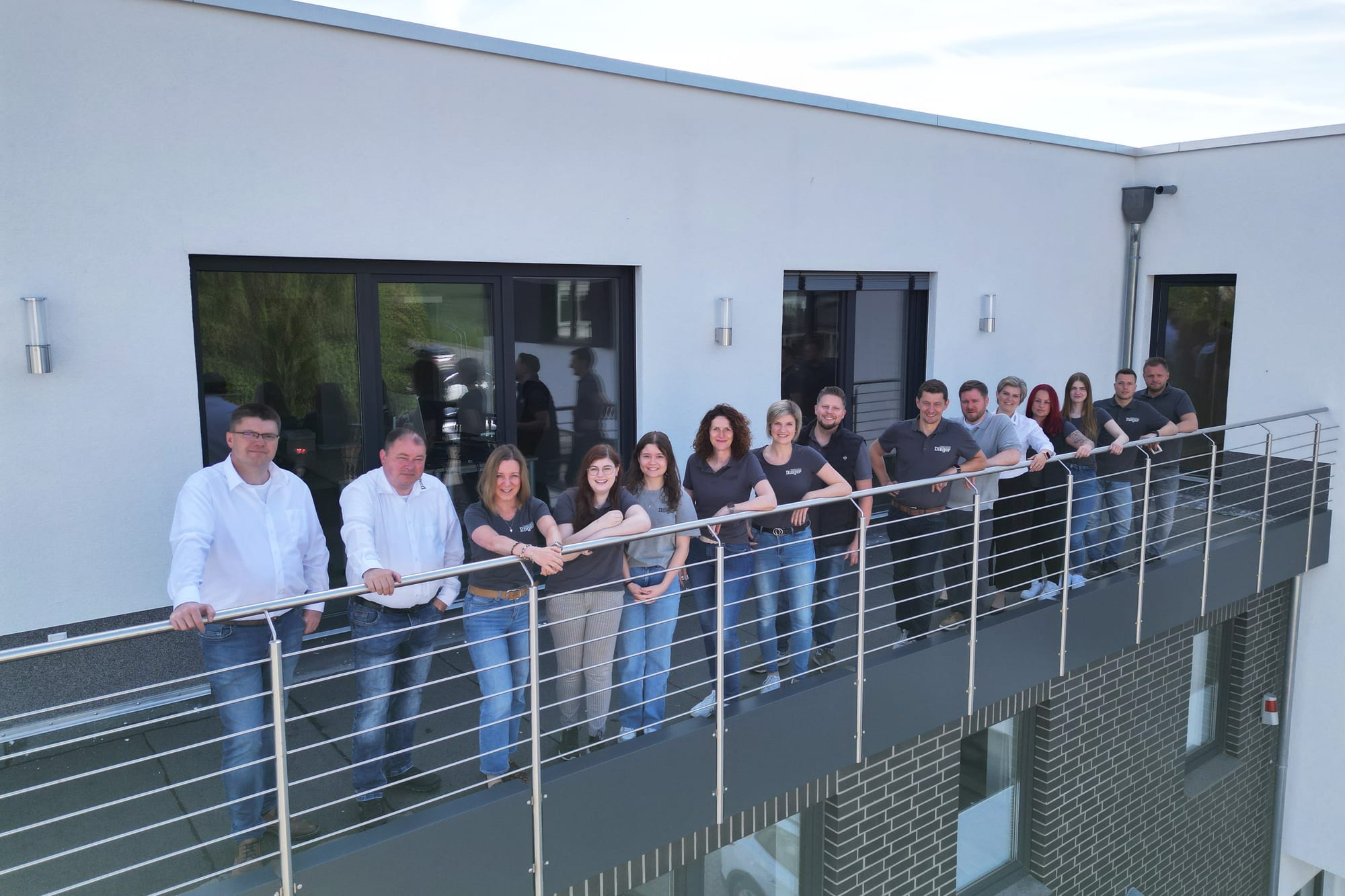 Mitarbeitende der Dinger Unternehmensgruppe auf der Dachterrasse des Firmensitzes in Diemelstadt