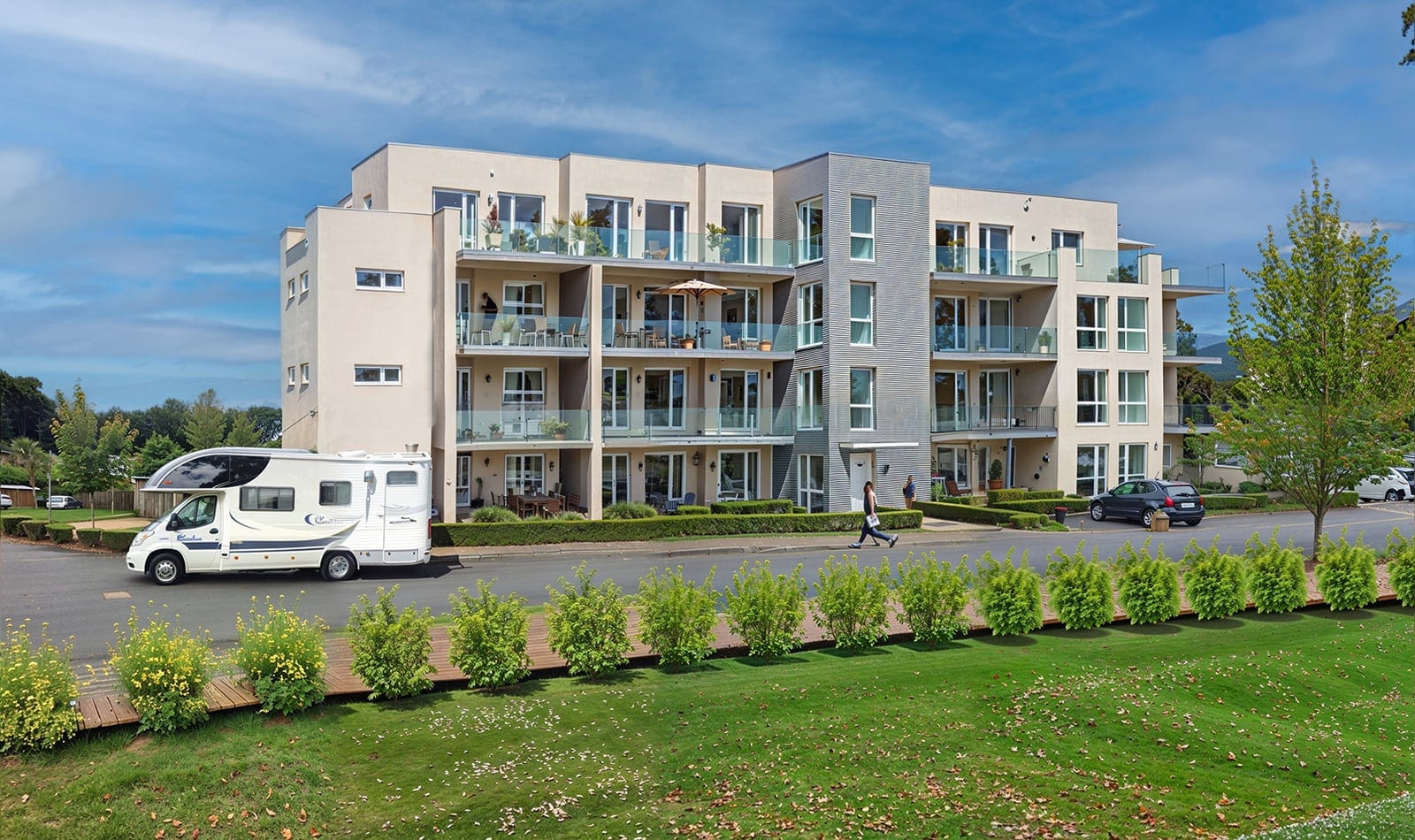 Ansicht des Mehrfamilienhauses in Vellmar mit Balkonen zur Gartenseite