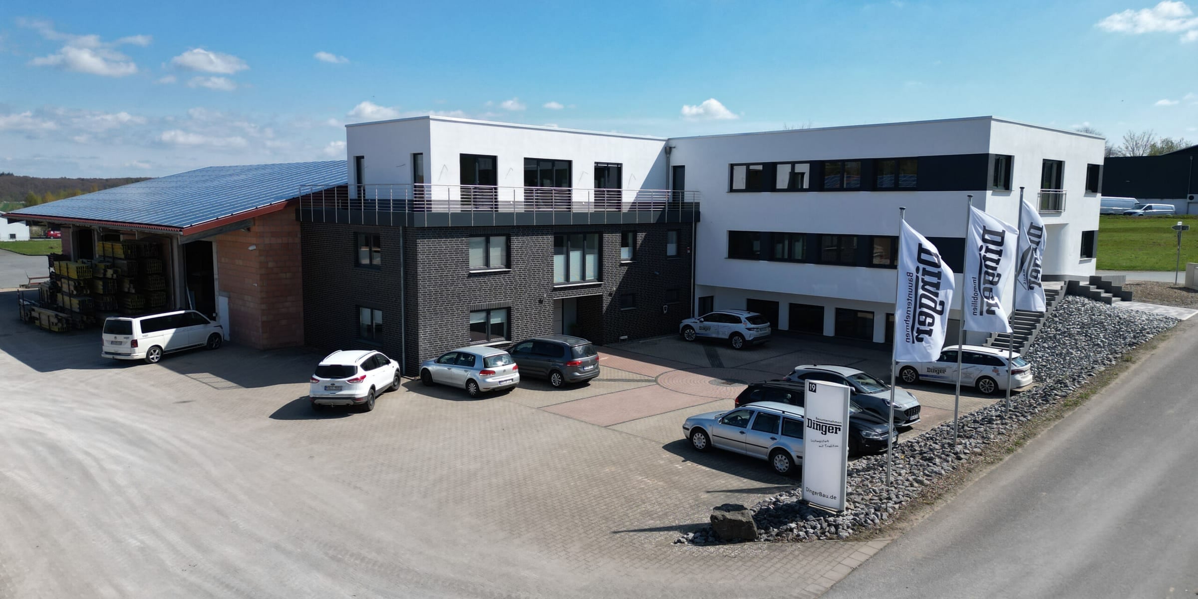 Firmensitz der Dinger Unternehmensgruppe am Holpergrund 19 in Diemelstadt aus der Luft