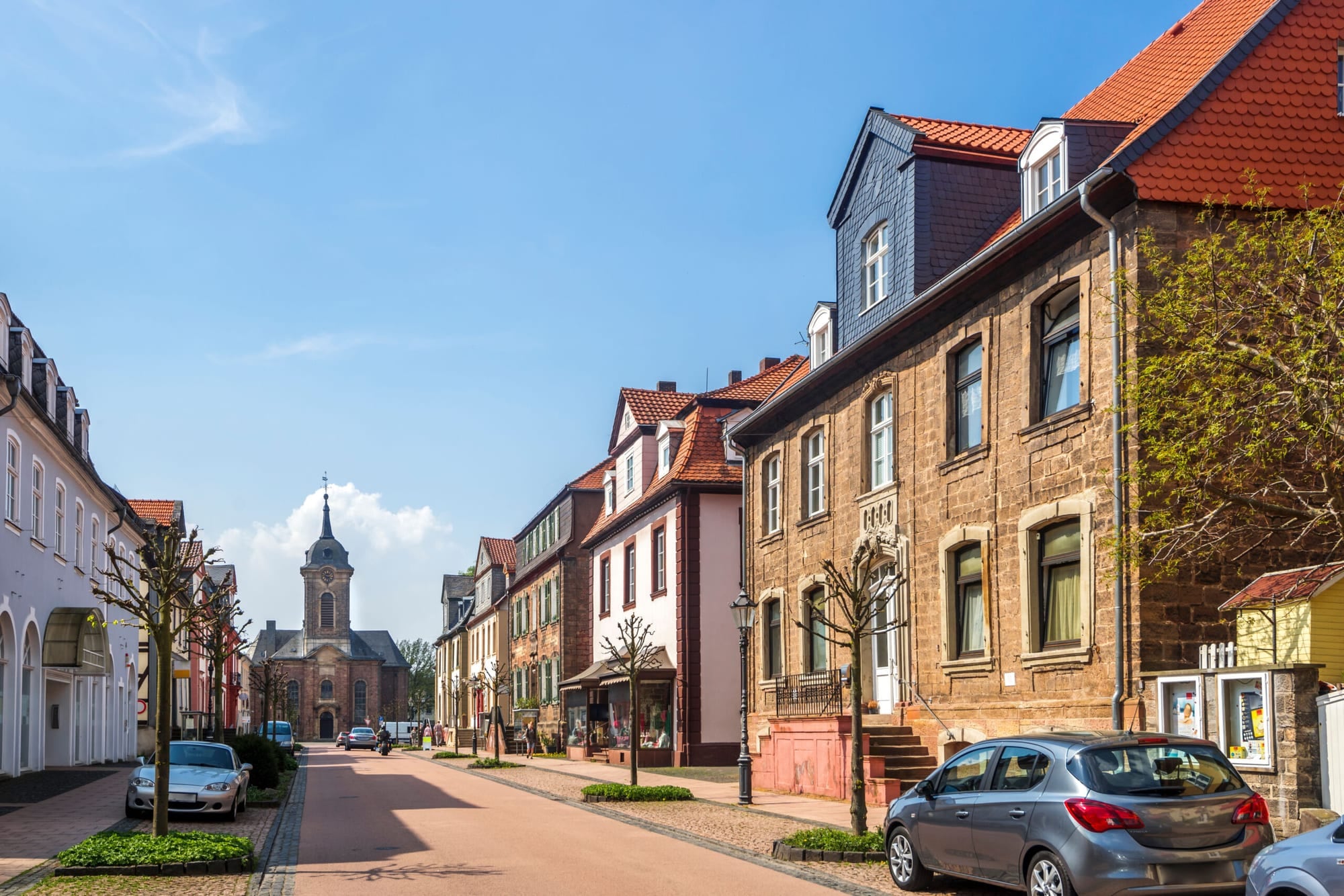 Straße mit historischen Häusern und Kirche in Bad Arolsen